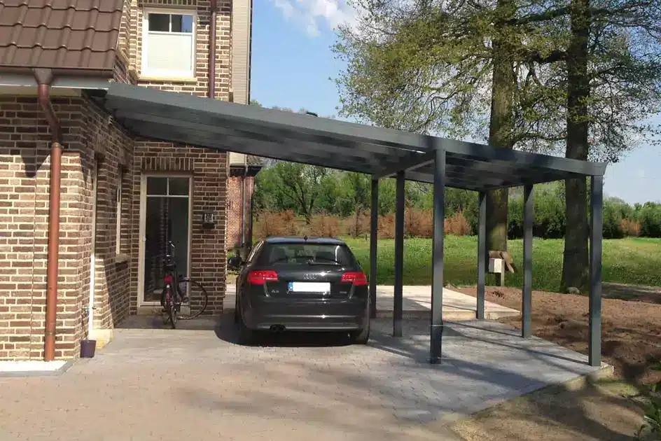 Carport aus Aluminium am Haus befestigt